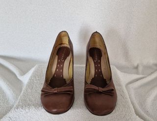Zapato de piel de tacón