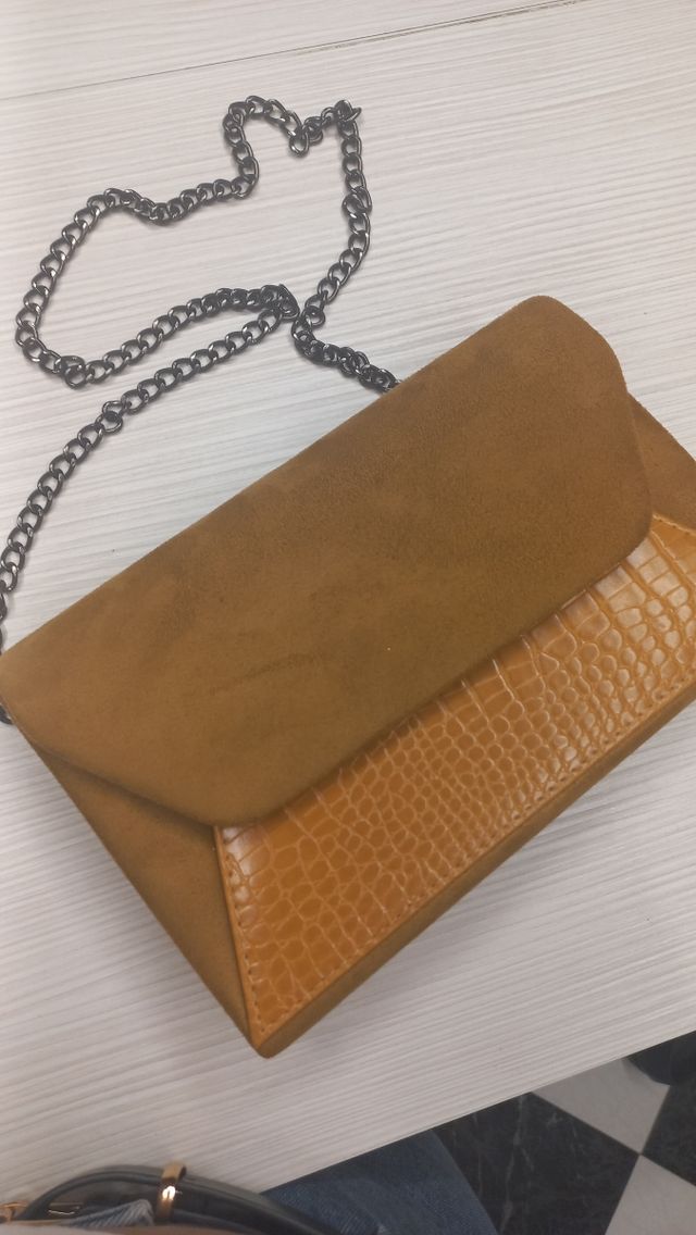 Borsa pochette a tracolla con catenina