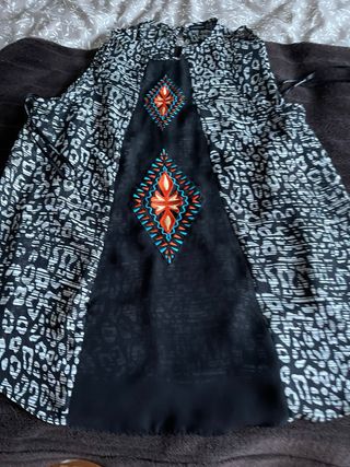 Blusa floja y bastante transparente