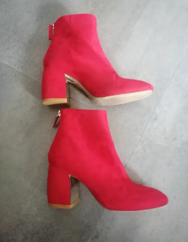 Botin rojo de stradivarius