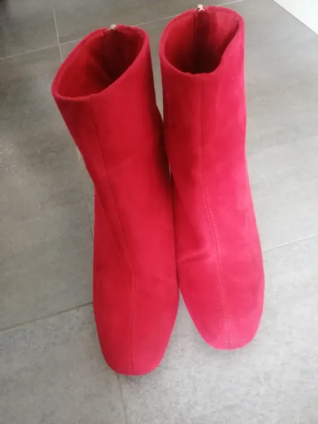 Botin rojo de stradivarius