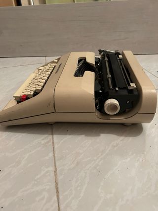 Máquina de escribir antigua Olivetti 10