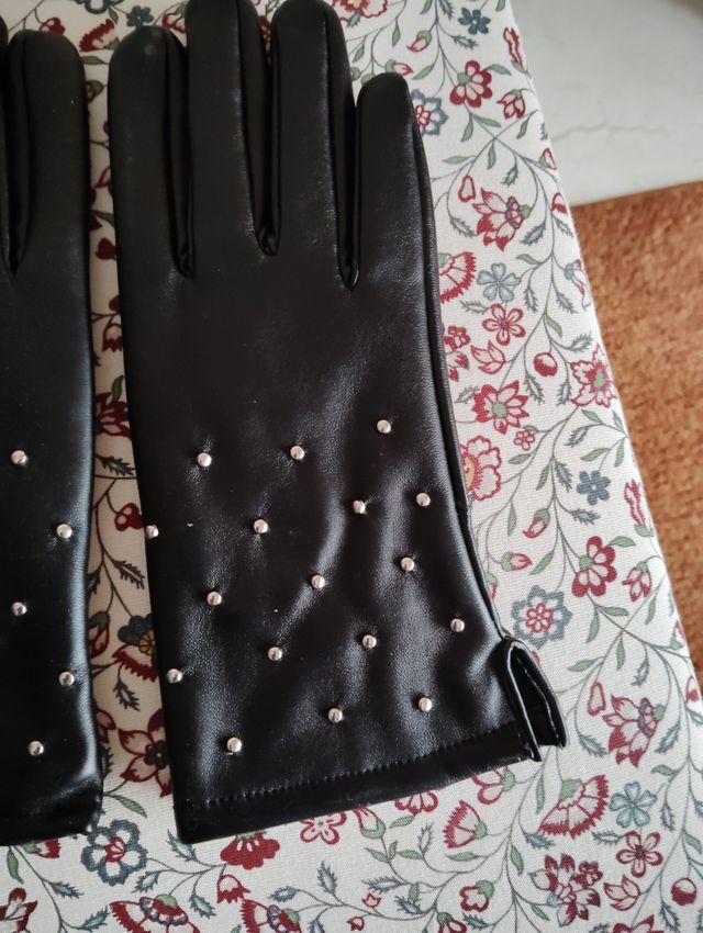 Guantes negros a estrenar señora sexy 