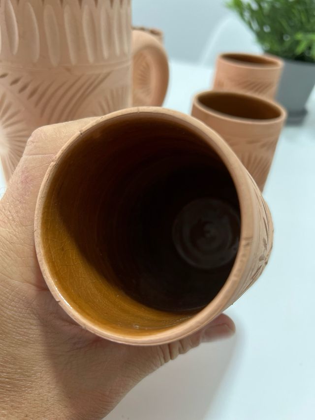 Jarra de barro y vasos