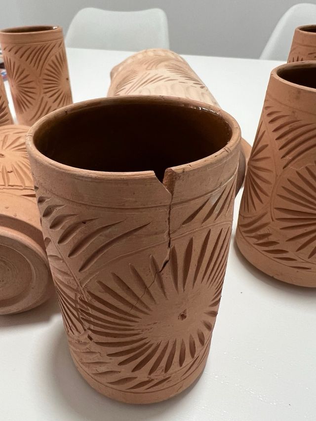 Jarra de barro y vasos