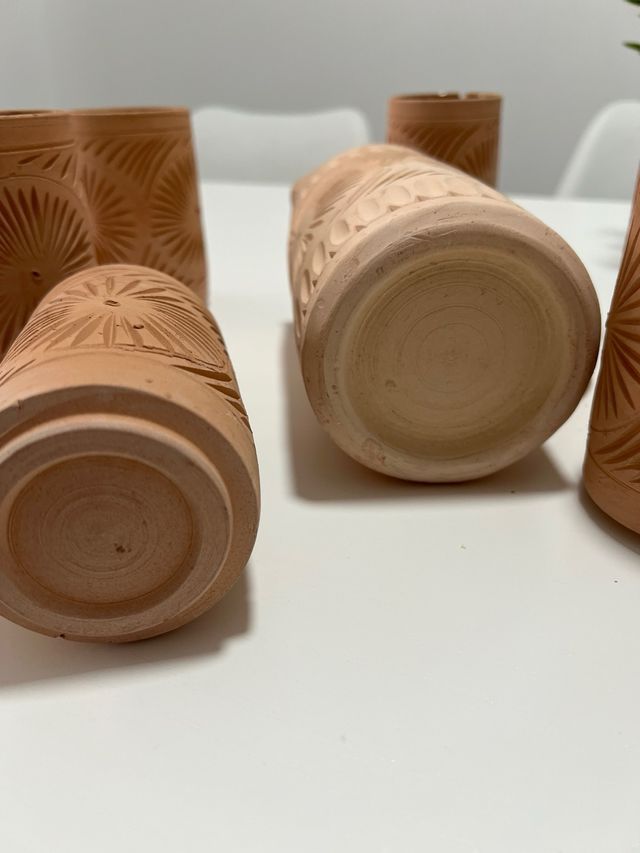 Jarra de barro y vasos