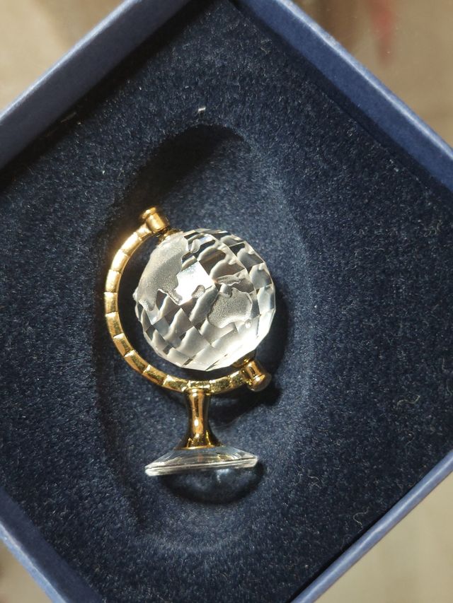 FIGURA ORIGINAL SWAROVSKI.  BOLA  MUNDO.