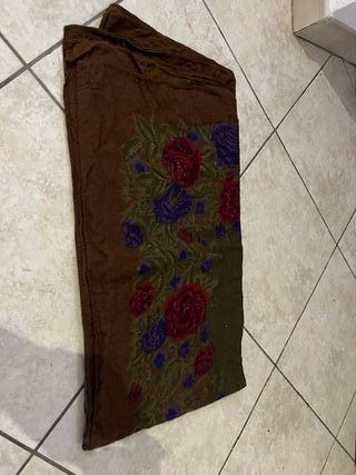 Sciarpa marrone con fiori