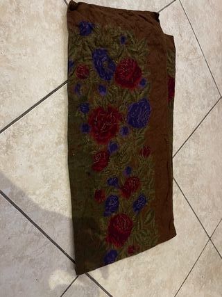 Sciarpa marrone con fiori