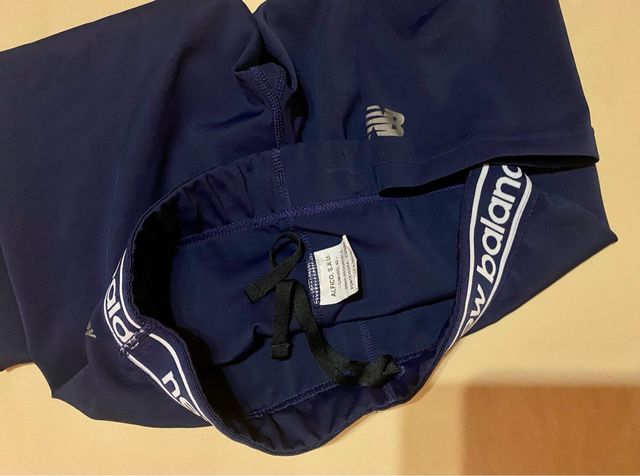 Pantalón pirata NEW BALANCE.