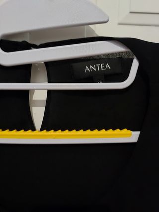 Blusa sedosa negra de Antea 46