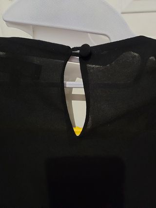 Blusa sedosa negra de Antea 46