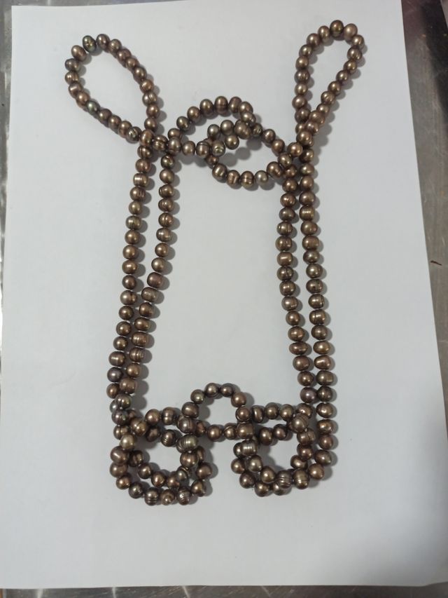 Collana in perle metalliche