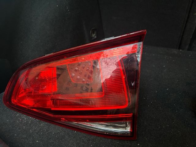 2Pilotos traseros interiores del porton VW Golf 7