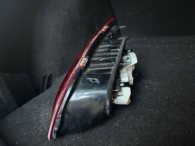 2Pilotos traseros interiores del porton VW Golf 7