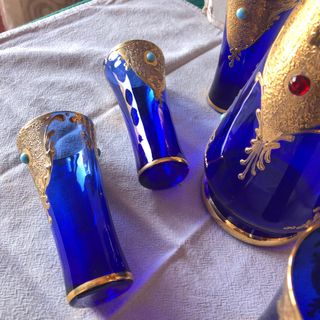 Set bottiglia e bicchieri cristallo blu