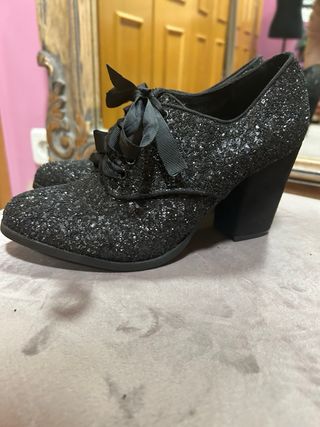 Zapato con cordones tipo botin negro 38