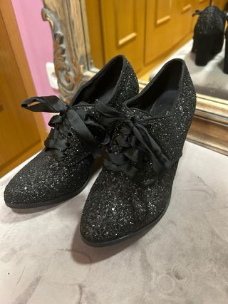 Zapato con cordones tipo botin negro 38