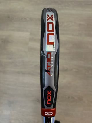 Pala pádel NOX AT10 Genius 18k rojo negro con fund