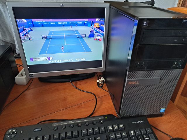 Ordenador de sobremesa Dell con Windows 11