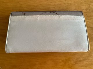 Cartera plateada con estampado de bronce