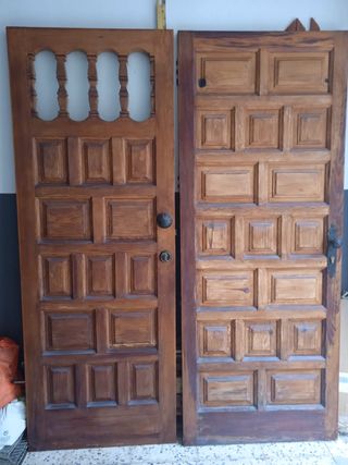Puertas madera solo disponible la de la derecha 