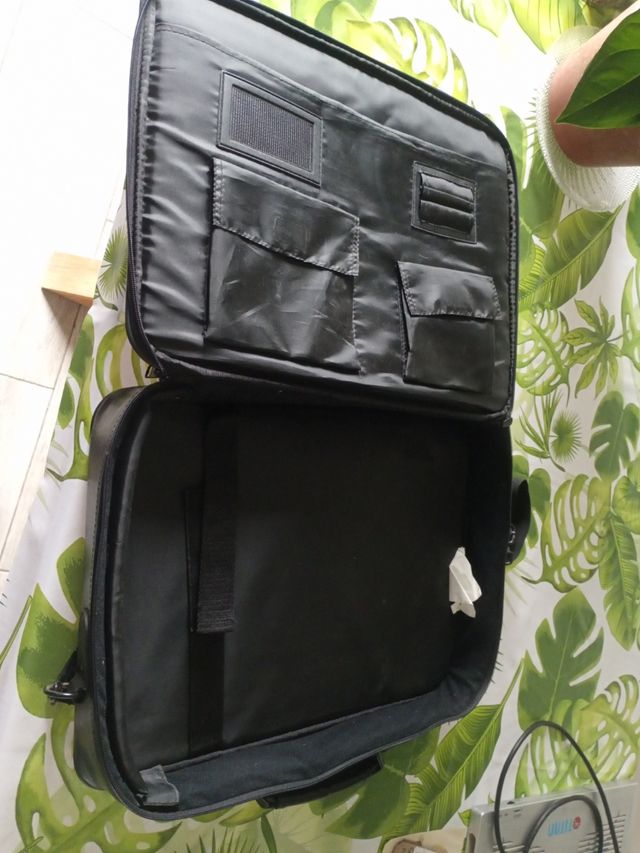 Porta ordenador y papeles