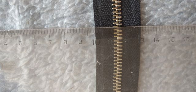 Cremallera continua de metal. Negra.