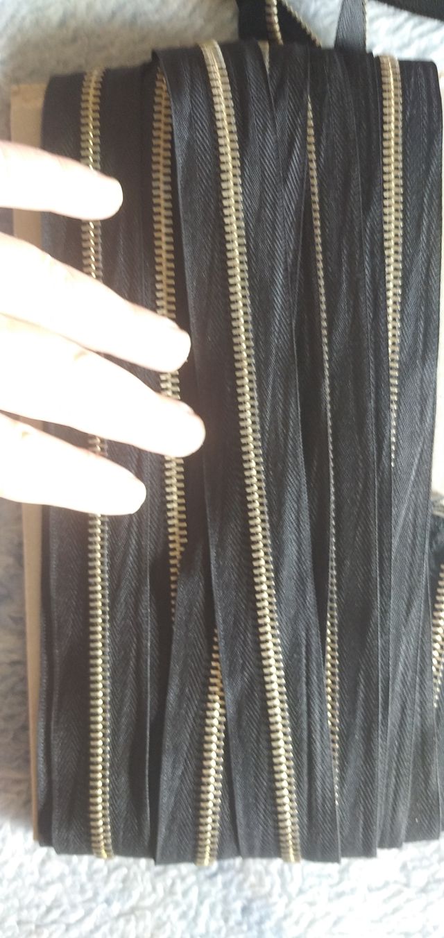 Cremallera continua de metal. Negra.