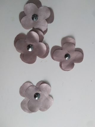 Flores de tela. Adornos ropa
