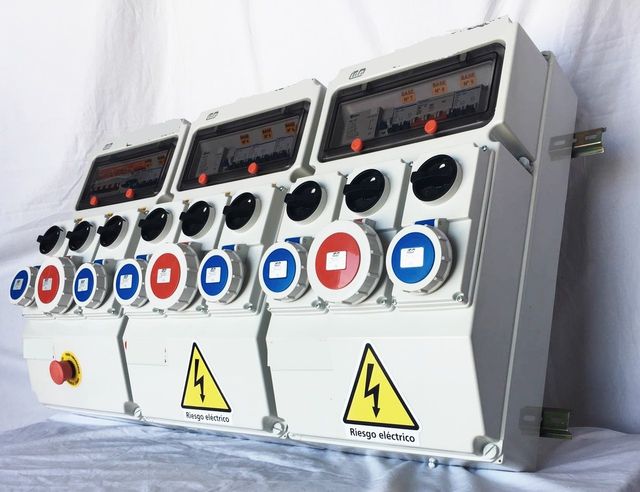 CUADRO DE ENCHUFES C/BASES MONOFÁSICAS Y TRIFÁSICA