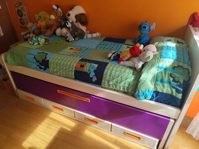 Cama doble compacta.