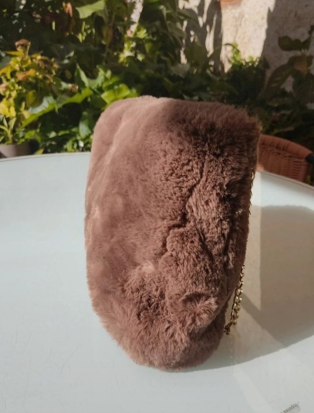 Bolso pelo marrón.