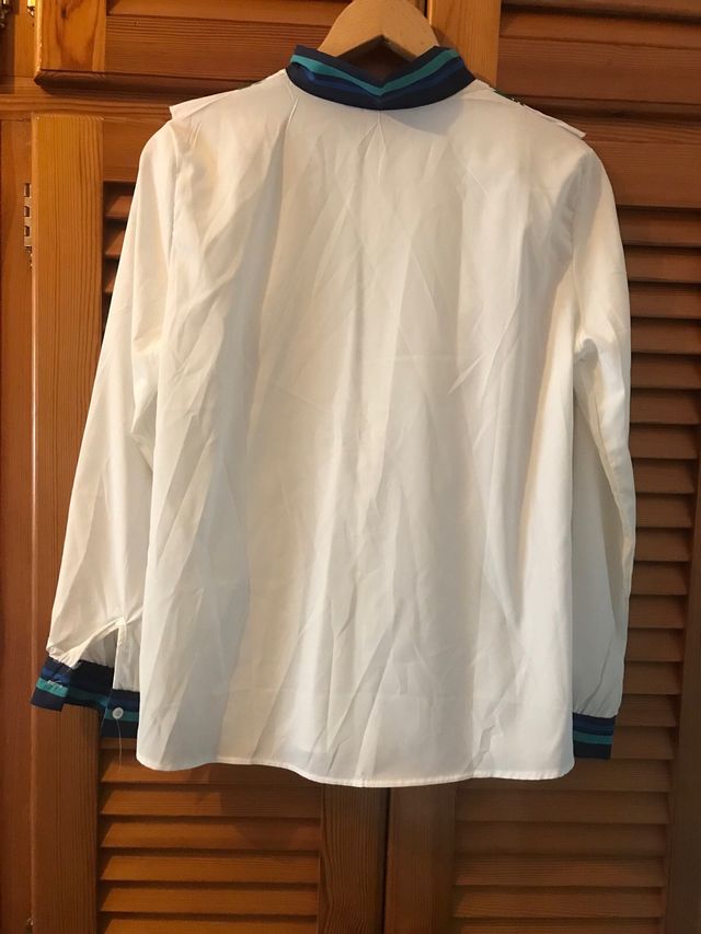 Blusa blanca con dos loros.