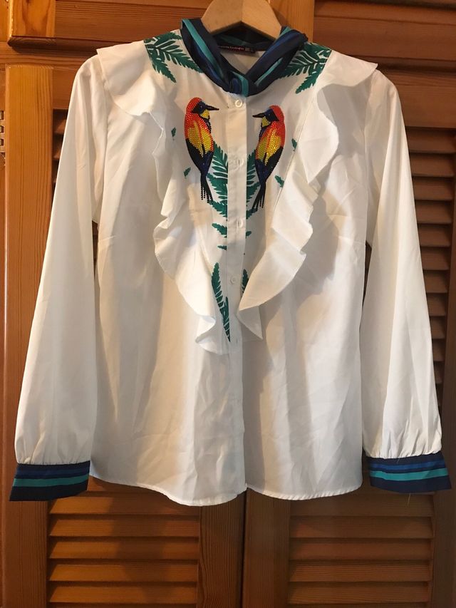 Blusa blanca con dos loros.