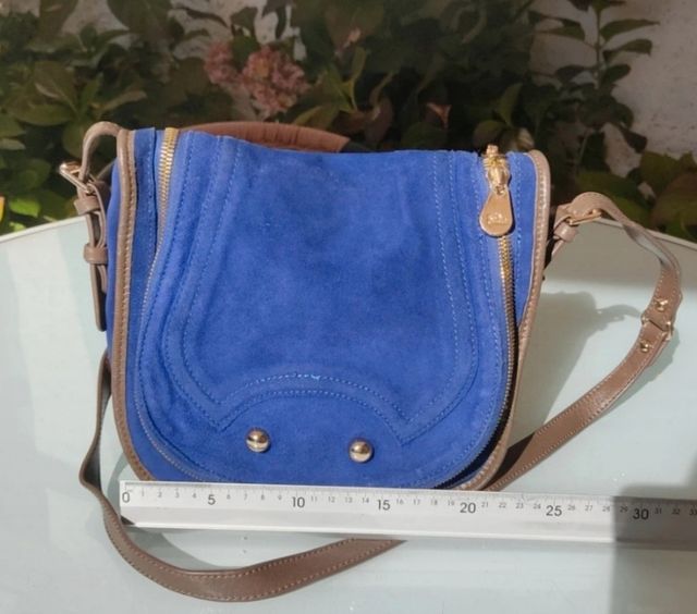 Bolso piel bandolera de color azul tinta