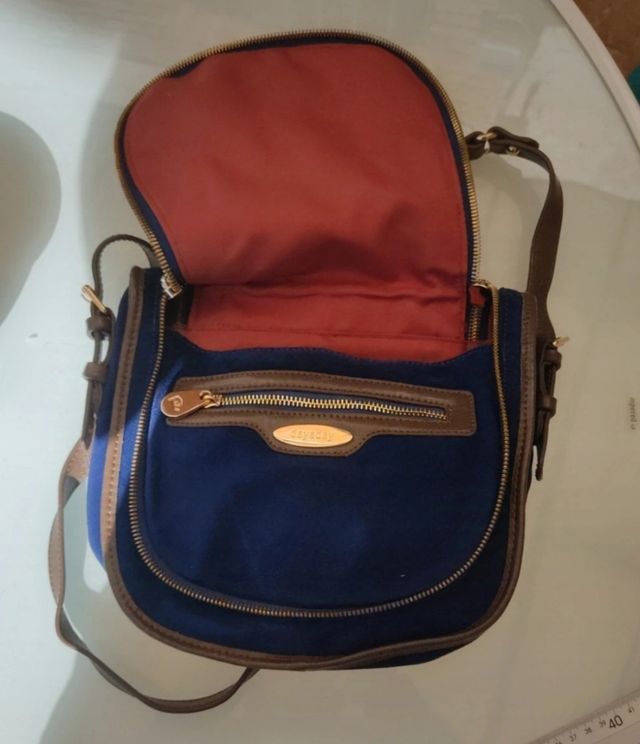 Bolso piel bandolera de color azul tinta