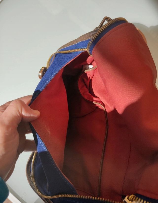 Bolso piel bandolera de color azul tinta