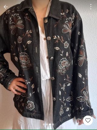 Cazadora con flores bordadas