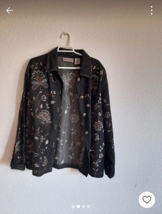 Cazadora con flores bordadas