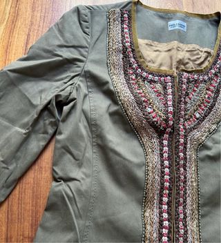 Spolverino ricamato a mano