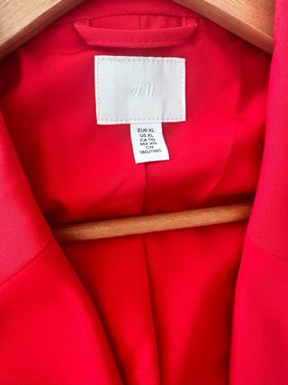 Traje H&M mujer rojo.