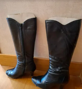 VESTIDO ESCOTE V y BOTAS ALTAS NEGRAS