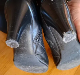 VESTIDO ESCOTE V y BOTAS ALTAS NEGRAS