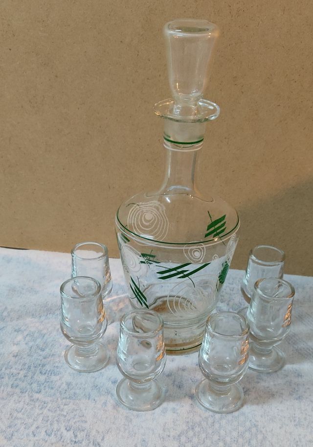 Conjunto de licor e copos