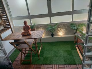 Mesa plegable fijado pared y 2 sillas