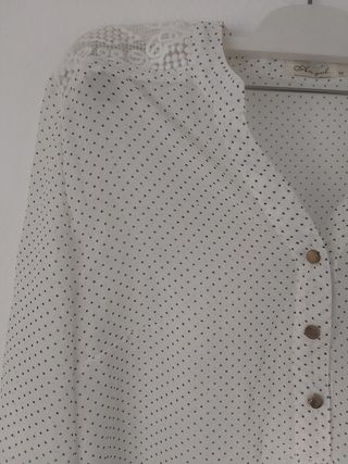 Blusa blanca de lunares