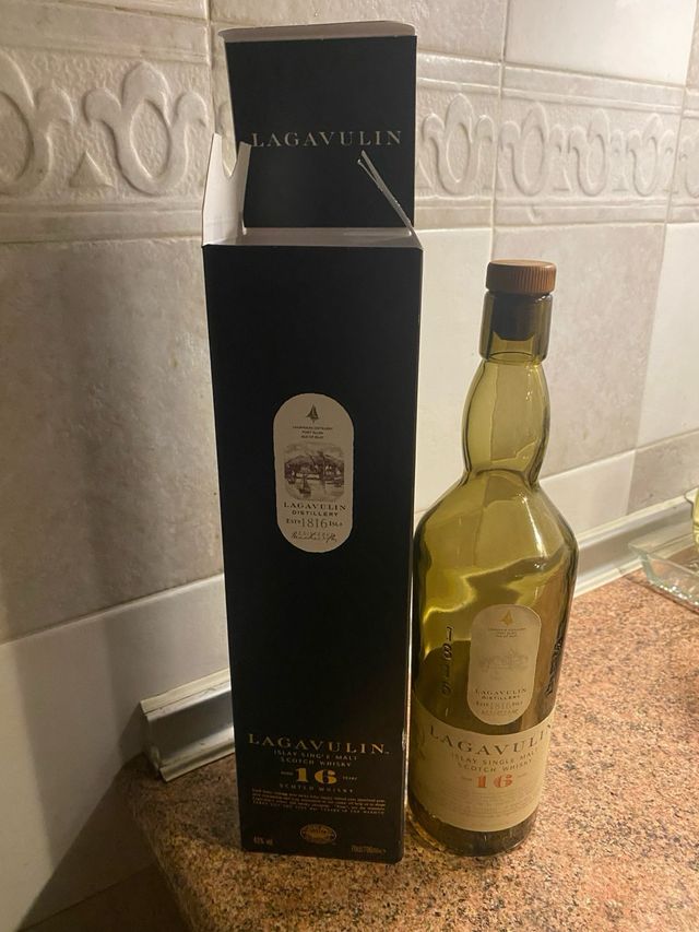 Botella lagavulin 16 decorativa