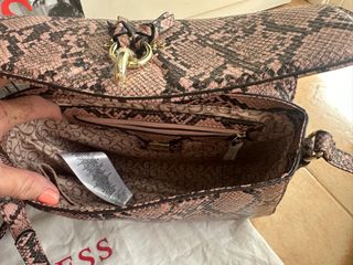 Bolsos bandolera Guess  animal print 