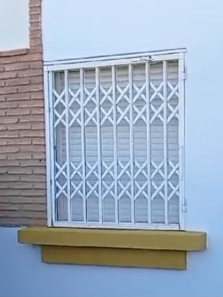 Reja blanca ventana